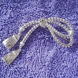 AVON GOLDTONE DECORATIVE TASSEL PIN/BROOCH ~ NIB